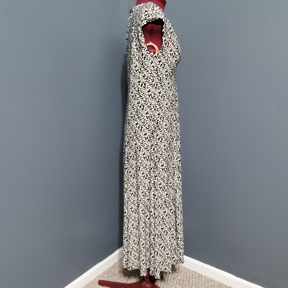 New Directions Black and White Patterned Maxi Dress - Picture 6 of 7